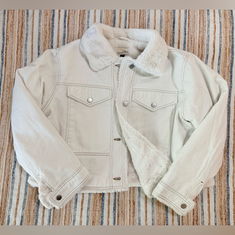 Universal Thread Women’s Off-White Jean Jacket with Faux Fur